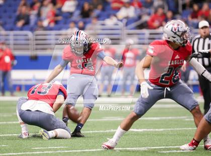 Thumbnail 3 in Veterans Memorial vs Veterans Memorial (UIL 5A Region Playoff) photogallery.