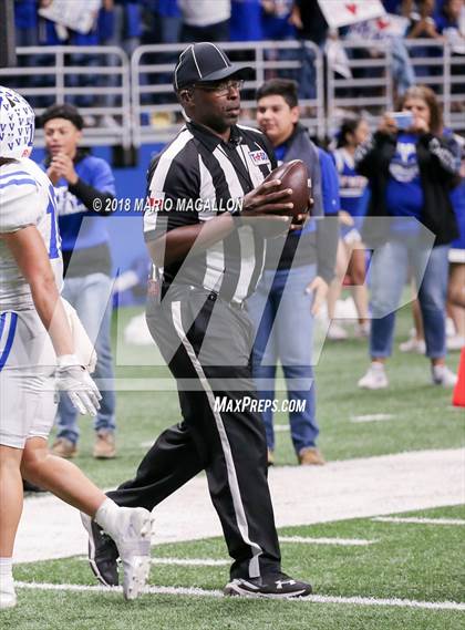 Thumbnail 1 in Veterans Memorial vs Veterans Memorial (UIL 5A Region Playoff) photogallery.