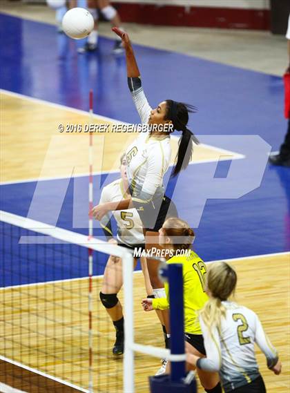 Thumbnail 1 in Legend vs Rock Canyon (CHSAA 5A Playoff) photogallery.