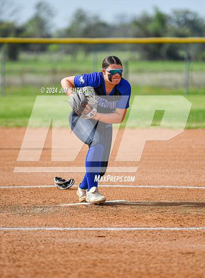 Thumbnail 2 in Snook vs Mumford photogallery.