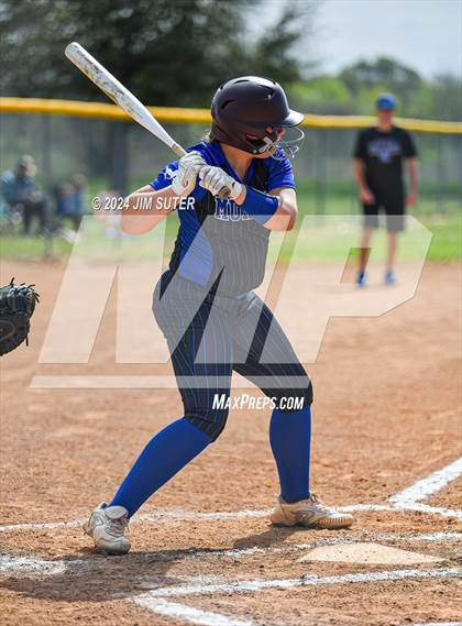 Thumbnail 3 in Snook vs Mumford photogallery.