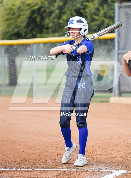 Thumbnail 3 in Snook vs Mumford photogallery.