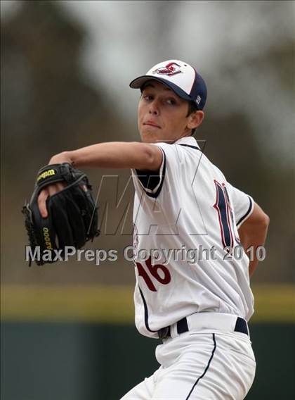 Thumbnail 2 in Los Amigos vs. Capistrano Valley Christian photogallery.