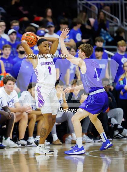 Thumbnail 3 in Creighton Prep vs. Omaha Central photogallery.