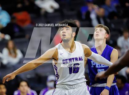 Thumbnail 3 in Creighton Prep vs. Omaha Central photogallery.
