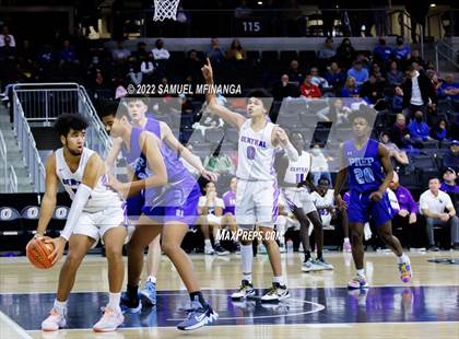 Thumbnail 2 in Creighton Prep vs. Omaha Central photogallery.