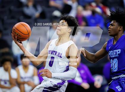 Thumbnail 2 in Creighton Prep vs. Omaha Central photogallery.