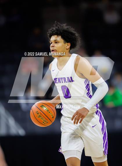 Thumbnail 3 in Creighton Prep vs. Omaha Central photogallery.