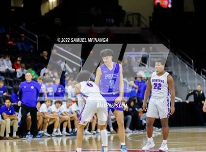 Thumbnail 2 in Creighton Prep vs. Omaha Central photogallery.