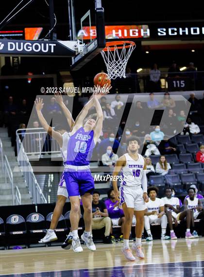 Thumbnail 3 in Creighton Prep vs. Omaha Central photogallery.