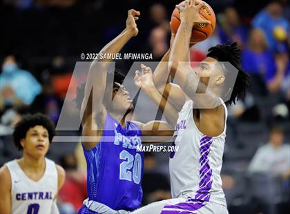 Thumbnail 3 in Creighton Prep vs. Omaha Central photogallery.