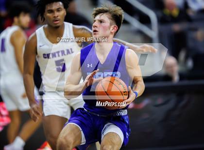 Thumbnail 2 in Creighton Prep vs. Omaha Central photogallery.
