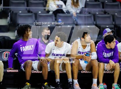 Thumbnail 2 in Creighton Prep vs. Omaha Central photogallery.
