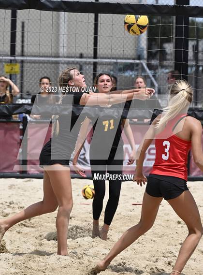 Thumbnail 3 in Mira Costa vs. Mater Dei (CIF-SS D1 Semi-Final) photogallery.