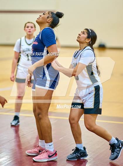 Thumbnail 1 in Galena Park vs. Hardin-Jefferson (McDonald's Texas Invitational) photogallery.