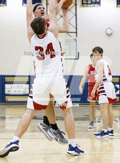 Thumbnail 1 in Dixie Heights vs St. Henry (34th District) photogallery.