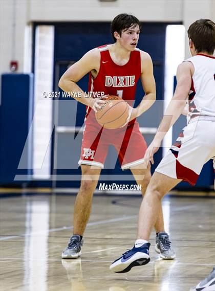 Thumbnail 1 in Dixie Heights vs St. Henry (34th District) photogallery.