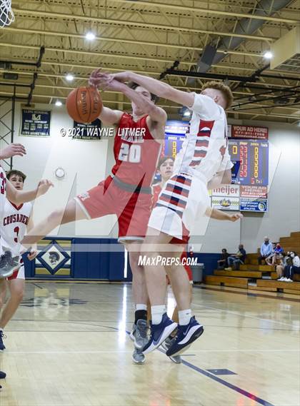 Thumbnail 1 in Dixie Heights vs St. Henry (34th District) photogallery.