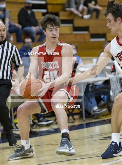 Thumbnail 3 in Dixie Heights vs St. Henry (34th District) photogallery.