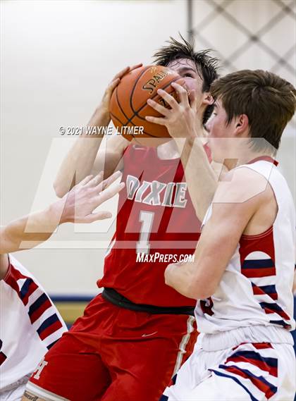 Thumbnail 2 in Dixie Heights vs St. Henry (34th District) photogallery.