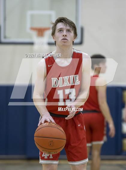 Thumbnail 2 in Dixie Heights vs St. Henry (34th District) photogallery.