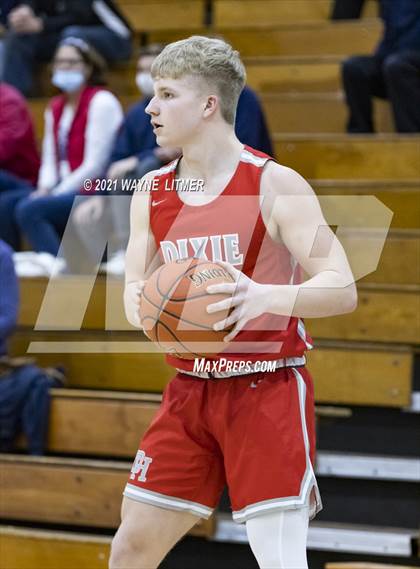 Thumbnail 3 in Dixie Heights vs St. Henry (34th District) photogallery.