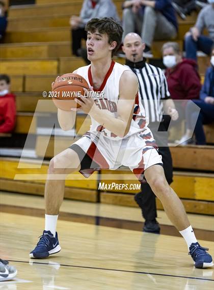 Thumbnail 3 in Dixie Heights vs St. Henry (34th District) photogallery.