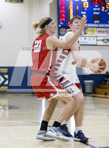 Thumbnail 3 in Dixie Heights vs St. Henry (34th District) photogallery.