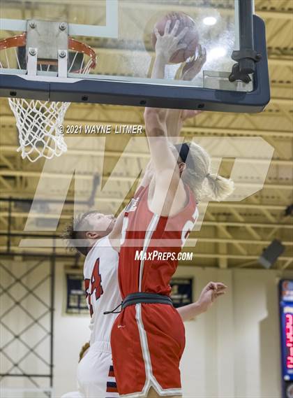 Thumbnail 1 in Dixie Heights vs St. Henry (34th District) photogallery.