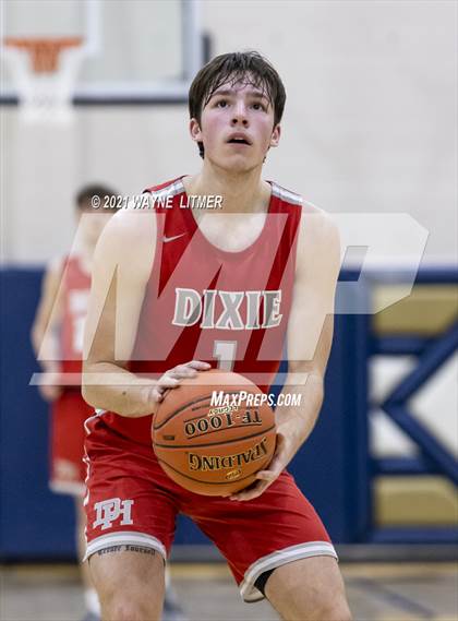 Thumbnail 1 in Dixie Heights vs St. Henry (34th District) photogallery.