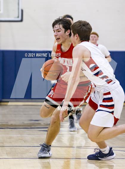 Thumbnail 2 in Dixie Heights vs St. Henry (34th District) photogallery.