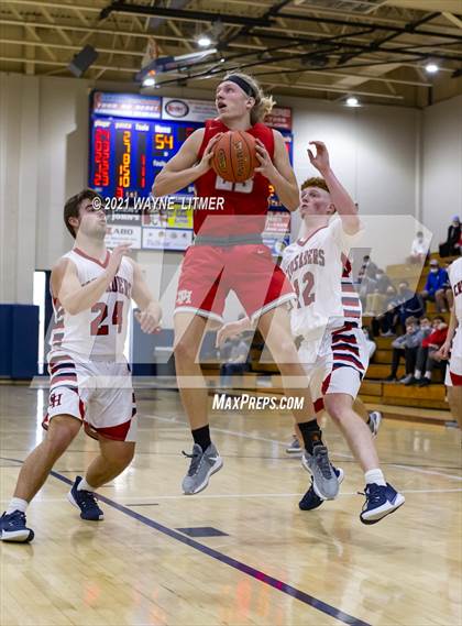 Thumbnail 3 in Dixie Heights vs St. Henry (34th District) photogallery.