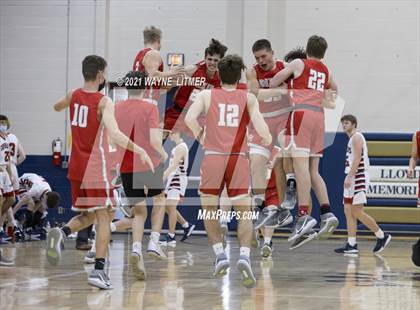 Thumbnail 2 in Dixie Heights vs St. Henry (34th District) photogallery.