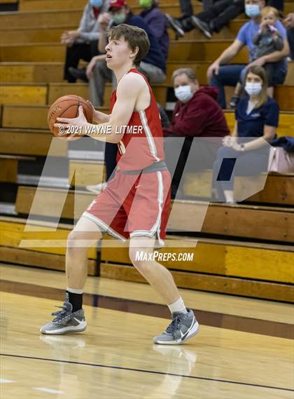 Thumbnail 1 in Dixie Heights vs St. Henry (34th District) photogallery.