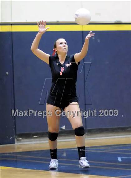 Thumbnail 1 in La Canada vs. Elsinore (CIF SS D2A Final) photogallery.