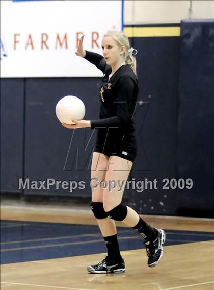 Thumbnail 1 in La Canada vs. Elsinore (CIF SS D2A Final) photogallery.