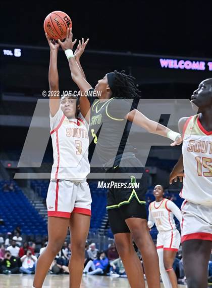 Thumbnail 1 in DeSoto vs South Grand Prairie (UIL 6A State Final) photogallery.
