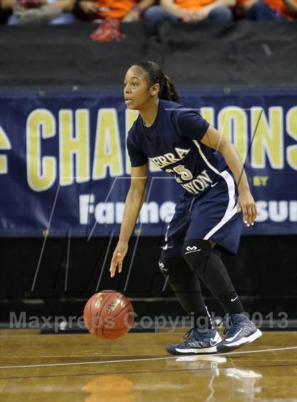 Thumbnail 2 in Pinewood vs Sierra Canyon (CIF State D5 Final) photogallery.