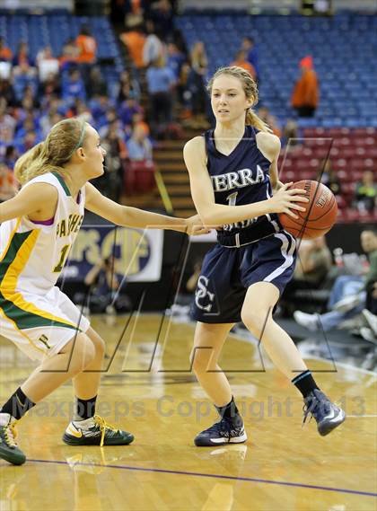 Thumbnail 1 in Pinewood vs Sierra Canyon (CIF State D5 Final) photogallery.