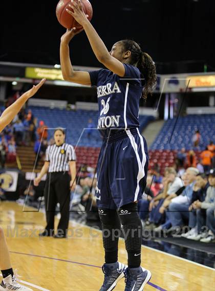 Thumbnail 1 in Pinewood vs Sierra Canyon (CIF State D5 Final) photogallery.