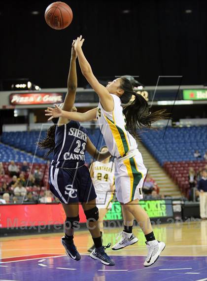 Thumbnail 2 in Pinewood vs Sierra Canyon (CIF State D5 Final) photogallery.