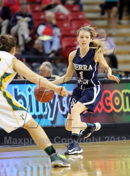 Thumbnail 3 in Pinewood vs Sierra Canyon (CIF State D5 Final) photogallery.