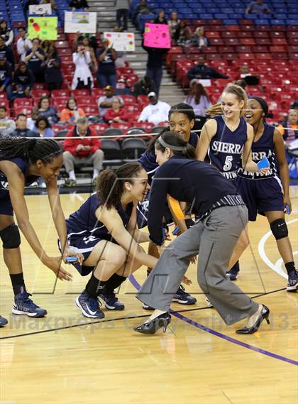 Thumbnail 3 in Pinewood vs Sierra Canyon (CIF State D5 Final) photogallery.