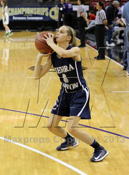 Thumbnail 3 in Pinewood vs Sierra Canyon (CIF State D5 Final) photogallery.