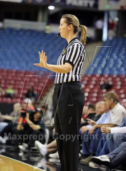 Thumbnail 2 in Pinewood vs Sierra Canyon (CIF State D5 Final) photogallery.