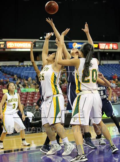 Thumbnail 2 in Pinewood vs Sierra Canyon (CIF State D5 Final) photogallery.