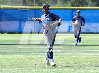 Thumbnail 2 in Warren vs. Gahr photogallery.