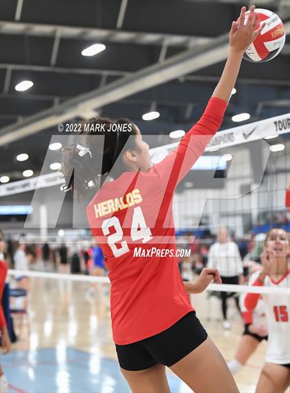 Thumbnail 1 in Imperial vs. Whittier Christian (Nike TOC Southwest) photogallery.