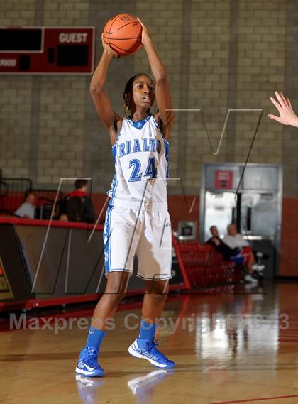 Thumbnail 3 in Orange Lutheran vs. Rialto (Nike Extravaganza) photogallery.