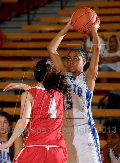 Thumbnail 2 in Orange Lutheran vs. Rialto (Nike Extravaganza) photogallery.